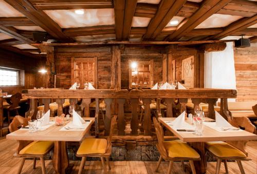 - un restaurant avec deux tables et des chaises dans une pièce dans l'établissement Tgesa Romana, à Savognin