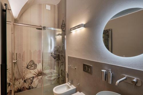 a bathroom with a shower and a toilet and a sink at Casa Calleri in Briaglia