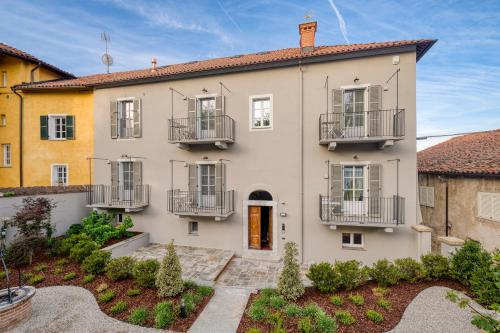 a large white house with balconies and a courtyard at Casa Calleri in Briaglia