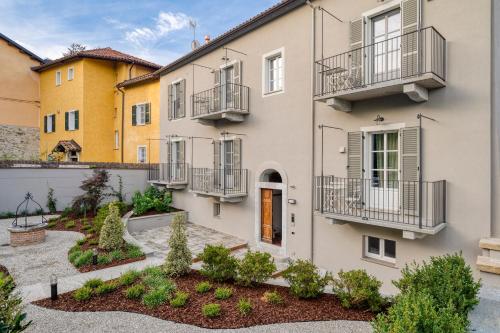 un edificio de apartamentos con balcones y un patio en Casa Calleri, en Briaglia