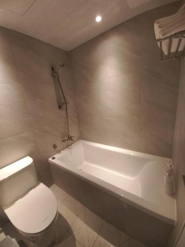 Adena Hotelにあるバスルーム