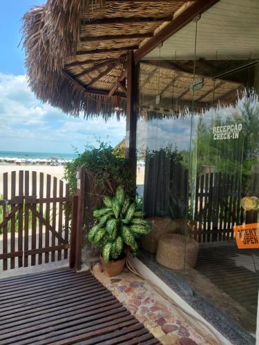 a restaurant with a view of the beach at Espaço Fateixa in Jericoacoara