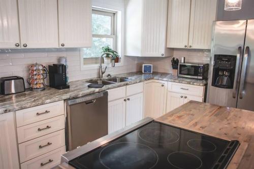 Dapur atau dapur kecil di The Retreat with Private Pool and Hot Tub!
