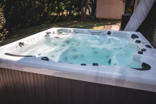 un jacuzzi en el patio trasero de una casa en The Retreat with Private Pool and Hot Tub!, en Hickory