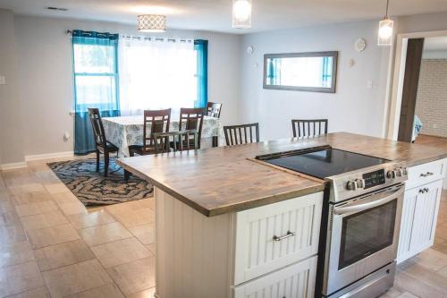 Dapur atau dapur kecil di The Retreat with Private Pool and Hot Tub!