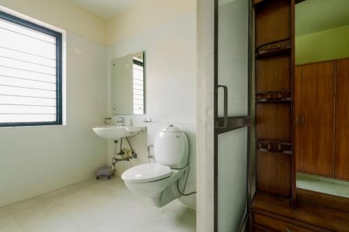uma casa de banho com um WC e um lavatório em BED LUCKS near Huda Metro sector 40 em Gurgaon