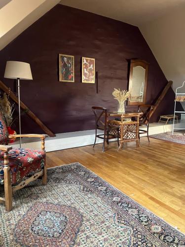 a living room with a table and a chair at Ark van Thesinge in Thesinge