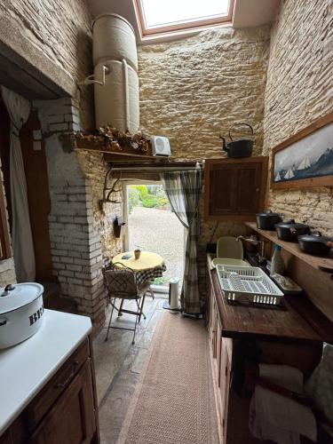 een keuken met een wastafel en een tafel. bij Quirky Tiny Home in York Moors in York