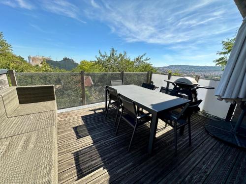 un patio avec une table et des chaises sur une terrasse dans l'établissement La Terrasse du Belvédère-appartement 3 chambres-Nancy- avec stationnement, à Nancy