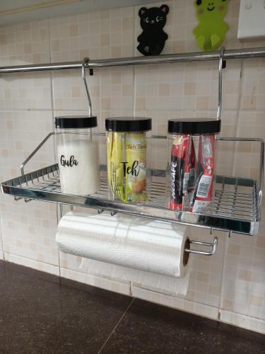 un estante en un baño con artículos de aseo. en AZ Homestay 1 en Kuantan
