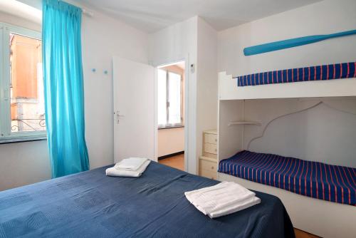 un dormitorio con una cama y una litera en Beach Paradise - Cicerone, en Levanto