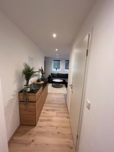 a hallway leading to a living room with a table at Moderne 2 Zimmer-Ferienwohnung in Nörten-Hardenberg