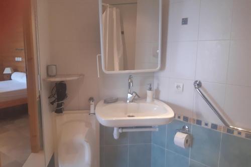 Ένα μπάνιο στο Appartement les Coquelicots Super Besse