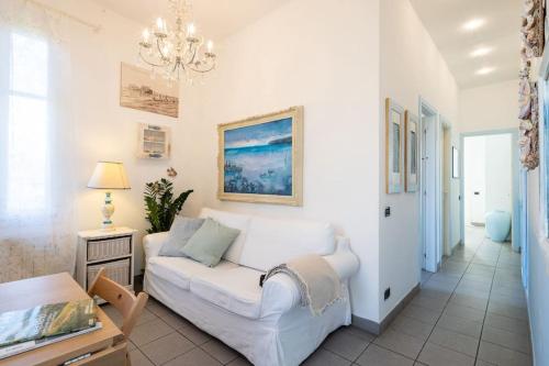 - un salon avec un canapé blanc et une table dans l'établissement [Art of Living] 100 meters from the sea., à Marina di Pietrasanta