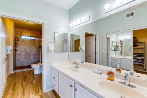 ein Badezimmer mit zwei Waschbecken und einer Toilette in der Unterkunft Vistoso Resort Casita #126 in Tortolita