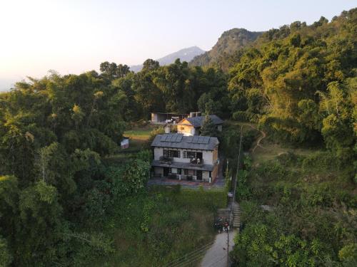 una casa al lado de una colina en Hotel Tourist Residency, en Pokhara