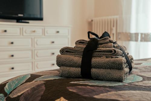 a pile of towels sitting on top of a bed at La Terrazza sul Reno - in pieno centro-due passi da Villa Chiara - comodo Unipol Arena in Casalecchio di Reno