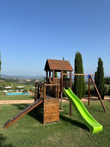 un parque infantil con tobogán y cenador en Relais Poggio Del Melograno, en Montecatini Val di Cecina