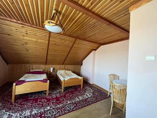 een slaapkamer met een bed en een tafel in een kamer bij Willa Koniaków in Koniaków