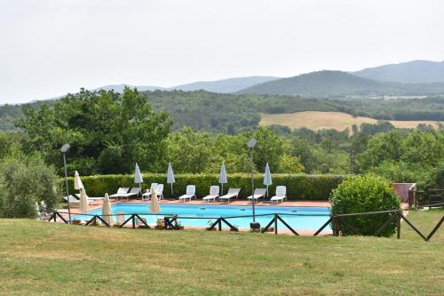 einen Pool mit Liegestühlen und Sonnenschirmen in der Unterkunft Relax nella jacuzzi in Toscana in Colle di Val d’Elsa