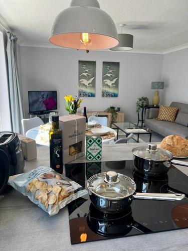Restoranas ar kita vieta pavalgyti apgyvendinimo įstaigoje Bright and spacious two bed apartment with roof terrace in Hoddesdon