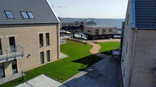 an aerial view of a yard between two buildings at Schlei-Koje 2 in Schleswig