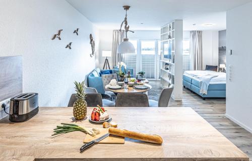 eine Küche und ein Wohnzimmer mit einem Tisch und einem Schlafzimmer in der Unterkunft Schlei-Koje 4 in Schleswig