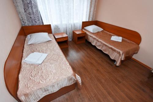 Un pat sau paturi într-o cameră la Hotel ABA