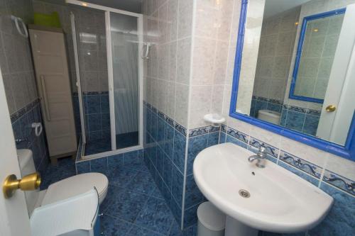 La salle de bains est pourvue d'un lavabo, de toilettes et d'un miroir. dans l'établissement Apart4mento marav1lloso en la playa De la fossa Paraiso Mar, à Calp