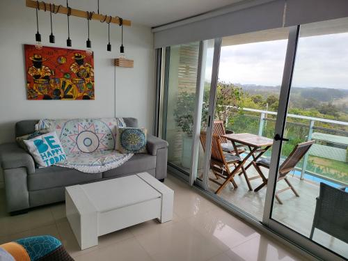 sala de estar con sofá y mesa en Edificio "Bahia" Punta Ballena., en Punta del Este