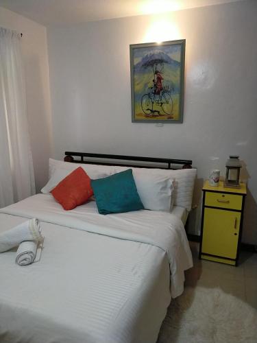 1 dormitorio con 2 camas y un cuadro en la pared en Double Rooms en Nairobi