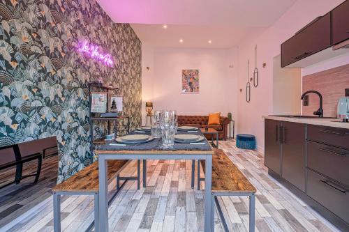 une salle à manger avec une table et une cuisine dans l'établissement Maisonnette Haut de Gamme proche de Disneyland et de Paris, à Neufmontiers-lès-Meaux