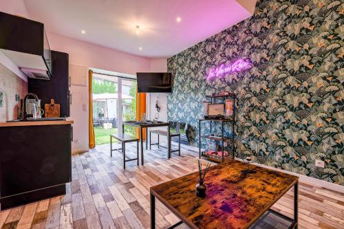 - une cuisine avec une table au milieu d'une pièce dans l'établissement Maisonnette Haut de Gamme proche de Disneyland et de Paris, à Neufmontiers-lès-Meaux