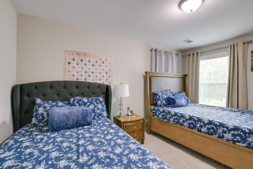 Llit o llits en una habitació de Greer Family Home with Library, Sunroom and Backyard!