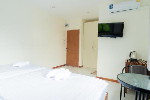TV a/nebo společenská místnost v ubytování Chotika Hotel โรงแรมโชติกา ณ เชียงคาน