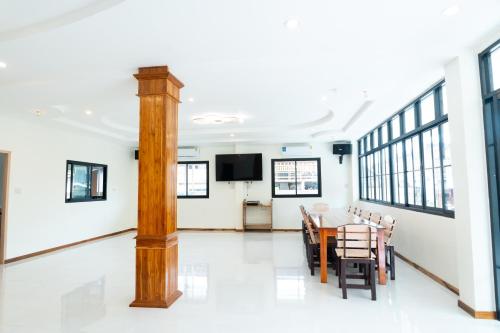 - une salle à manger avec une table et des chaises dans l'établissement Chotika Hotel โรงแรมโชติกา ณ เชียงคาน, à Chiang Khan