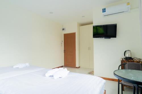 TV a/nebo společenská místnost v ubytování Chotika Hotel โรงแรมโชติกา ณ เชียงคาน