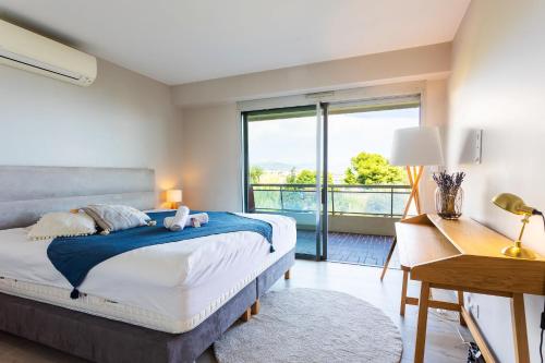une chambre avec un lit et une grande fenêtre dans l'établissement BELLES TERRES AP4378 By Riviera Holiday Homes, à Nice