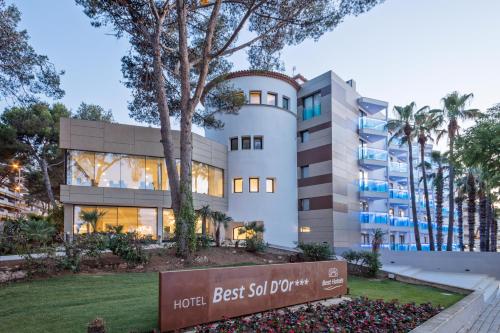 un gran edificio blanco con un cartel delante en Hotel Best Sol D´Or, en Salou