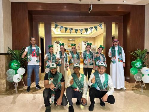 un grupo de personas posando para una foto en una fiesta en Ocean View Al Zahra, en Yeda