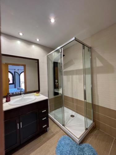 ein Bad mit einer Glasdusche und einem Waschbecken in der Unterkunft CASA NEUS, casa junto a Barcelona in Sant Feliu de Llobregat