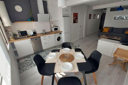 a kitchen and dining room with a table and chairs at Apartamento Torre de Hércules in A Coruña