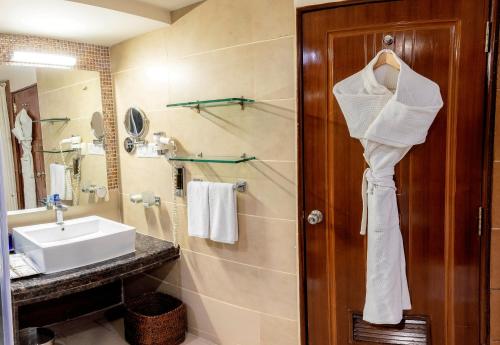 y baño con lavabo y espejo. en Fortune JP Palace, Mysore - Member ITC's Hotel Group, en Mysore