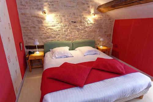 sypialnia z czerwono-białym łóżkiem z 2 lampami w obiekcie Logis Auberge de la Fontaine w mieście Villiers-sur-Suize