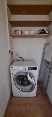 - un lave-linge et un sèche-linge dans une petite pièce dans l'établissement Bellevue, à Zweibrücken