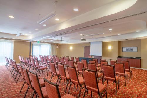 a room with a bunch of chairs in it at Courtyard by Marriott Salisbury in Salisbury