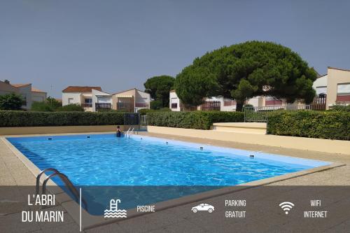 une grande piscine avec de l'eau bleue dans l'établissement L'abri du marin - Studio - proche plage, parking, wifi, à La Rochelle