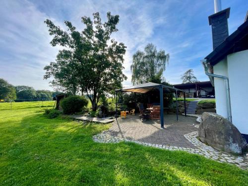 un cenador en un patio junto a una casa en Auszeit Altenhorst, en Schalksmühle