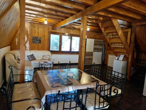 ein Wohnzimmer mit einem Tisch und einem Sofa in der Unterkunft Bunloc House in Braşov
