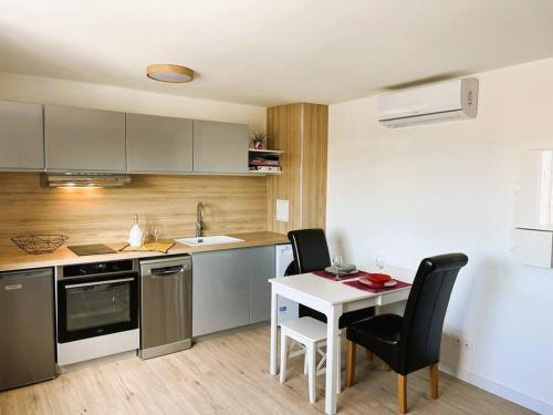 une cuisine avec une table, deux chaises et une table dans l'établissement Studio 